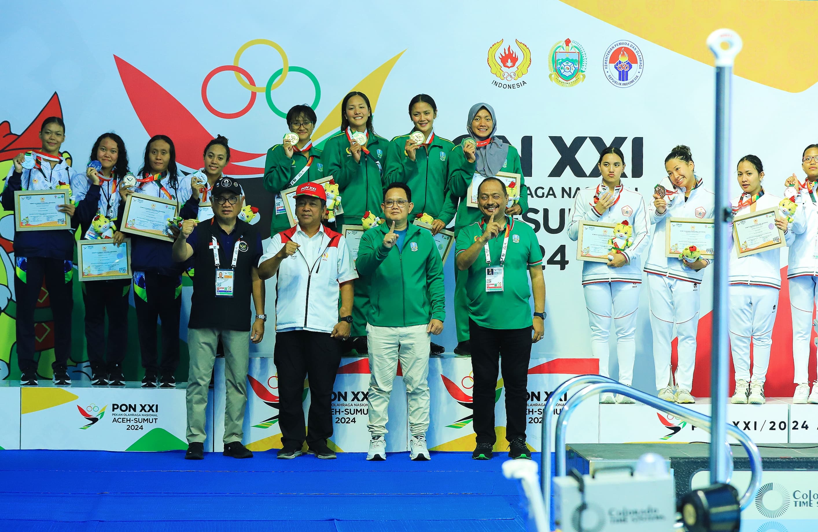 Kalungkan Medali pada Dua Atlet Renang Jatim di PON XXI/2024, Pj. Gubernur Adhy: Selamat Para Juara, Terima Kasih Telah Harumkan Nama Jatim