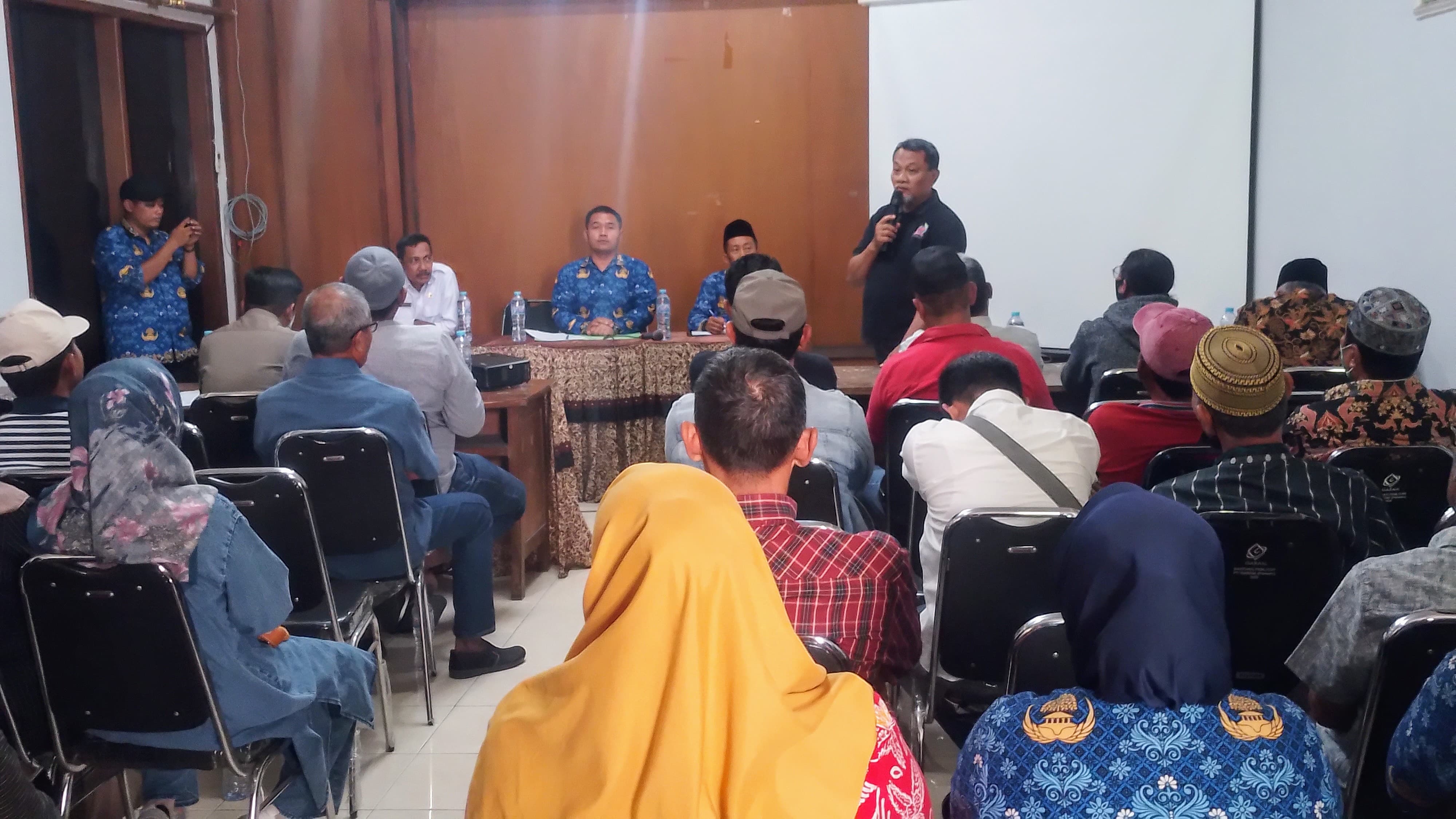 Camat Manyar Mediasi Penyaluran Beras CSR Perusahan di Desa Roomo, Instruksikan Pemdes Lakukan Penggantian Beras