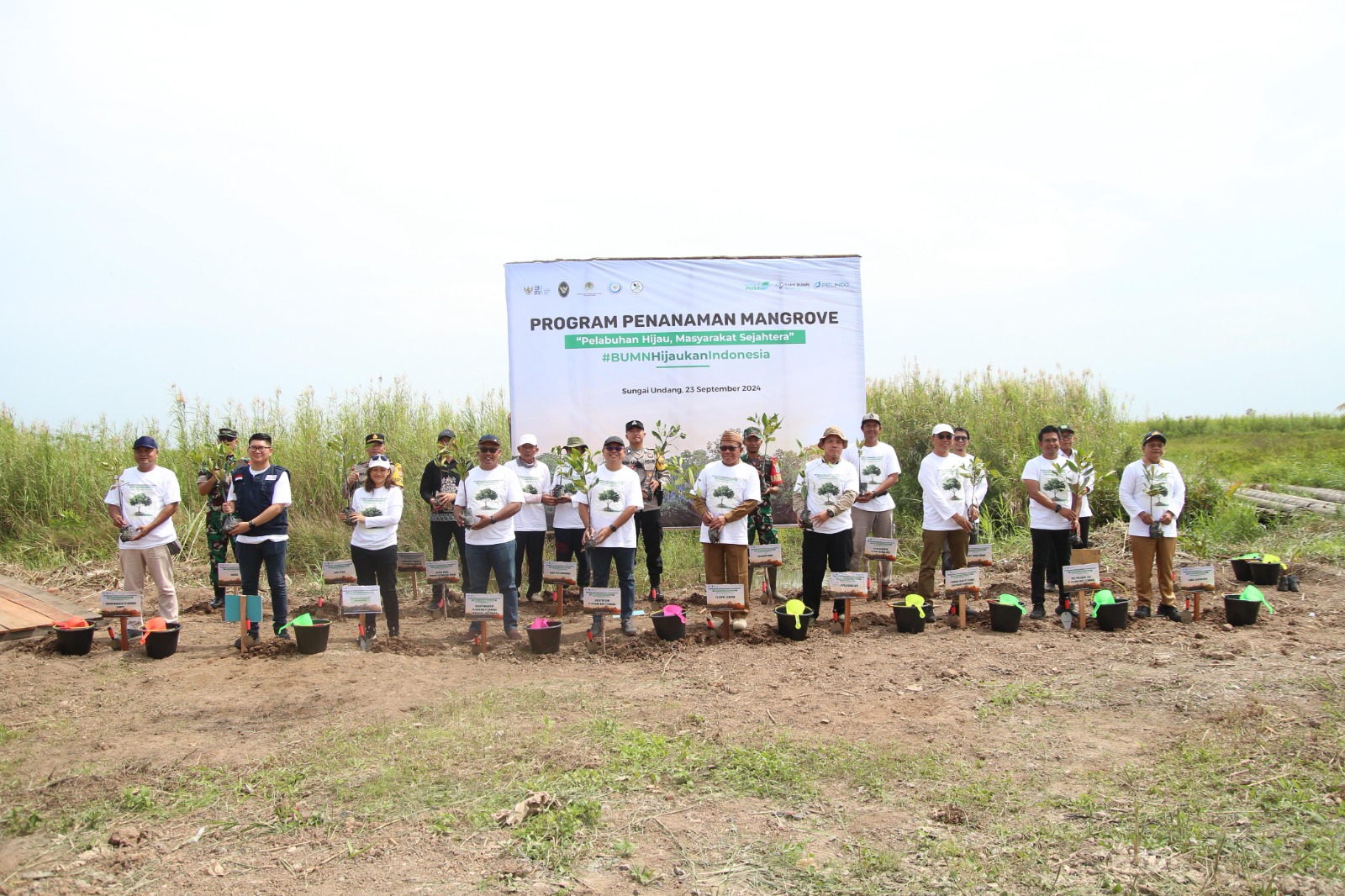 Sambut Hari Maritim Nasional, SPMT Grup Perkuat Ekosistem Pesisir Kalteng dengan 30.000 Bibit Mangrove