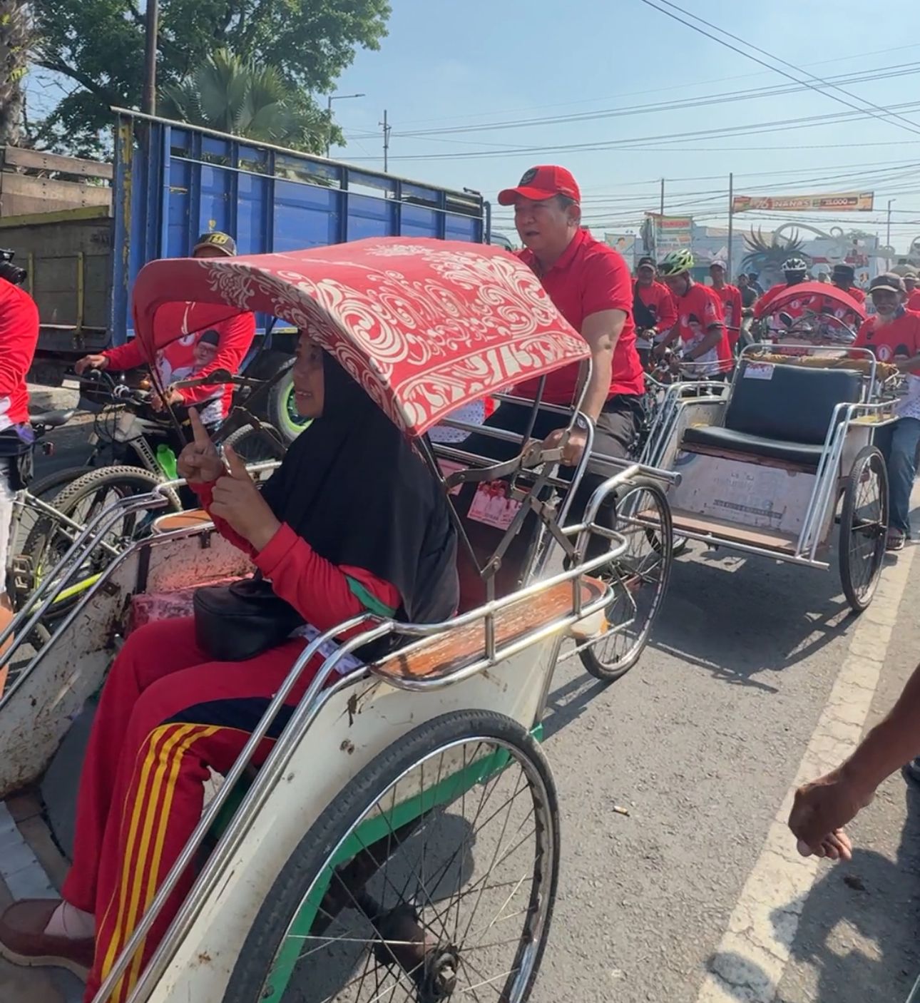 Narik Becak Sejauh 4 Km, Cabup Petahana Jember Hendy Akan Fokus Kembangkan Becak Wisata