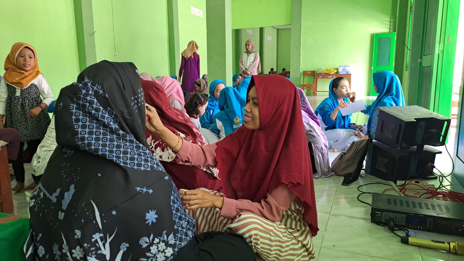 Santriwati di Tuban Dapat Pelatihan Tata Rias Gratis dari LKP Pemuda Bergerak 