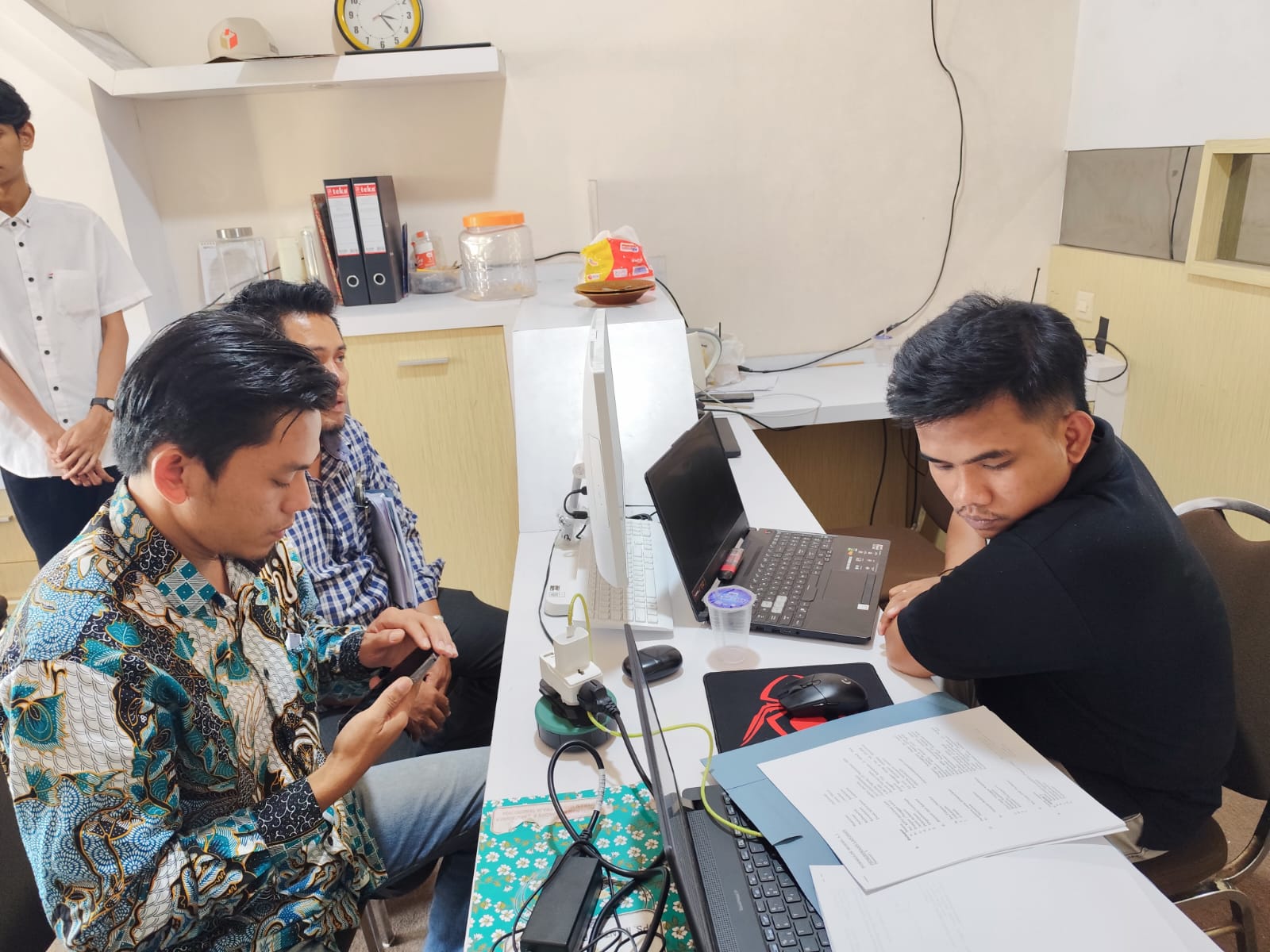 Tim Kampanye Paslon Cabup-cawabup 01 Jember Laporkan KPU ke Bawaslu, Soal Status Fawait sebagai Anggota DPRD