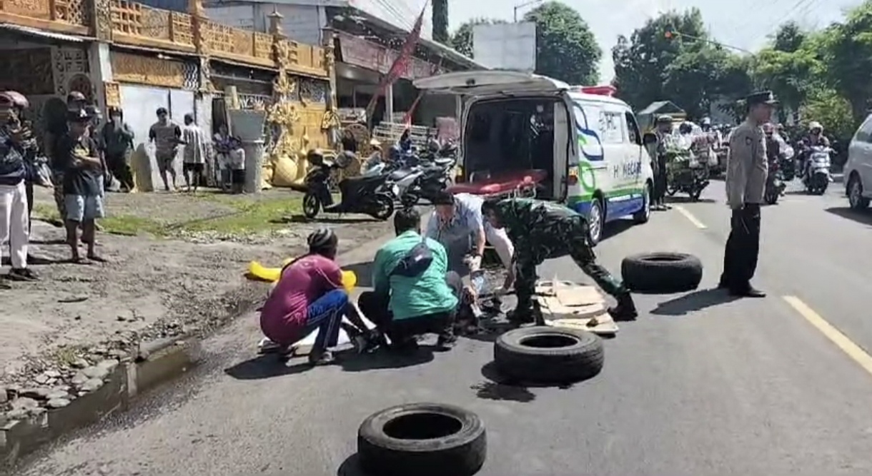 Pegawai Toko HP di Jember Alami Kecelakaan Lalu Lintas Terlindas Truk Bermuatan Kayu