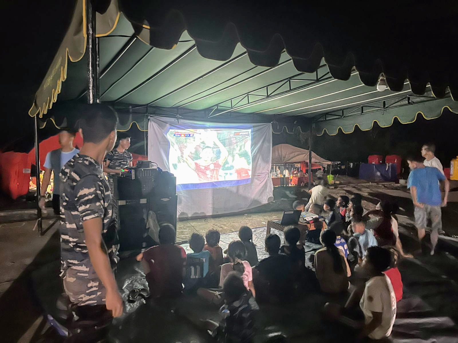 Korban Letusan Gunung Lewotobi Nobar Laga Timnas Indonesia vs Jepang di Pengungsian