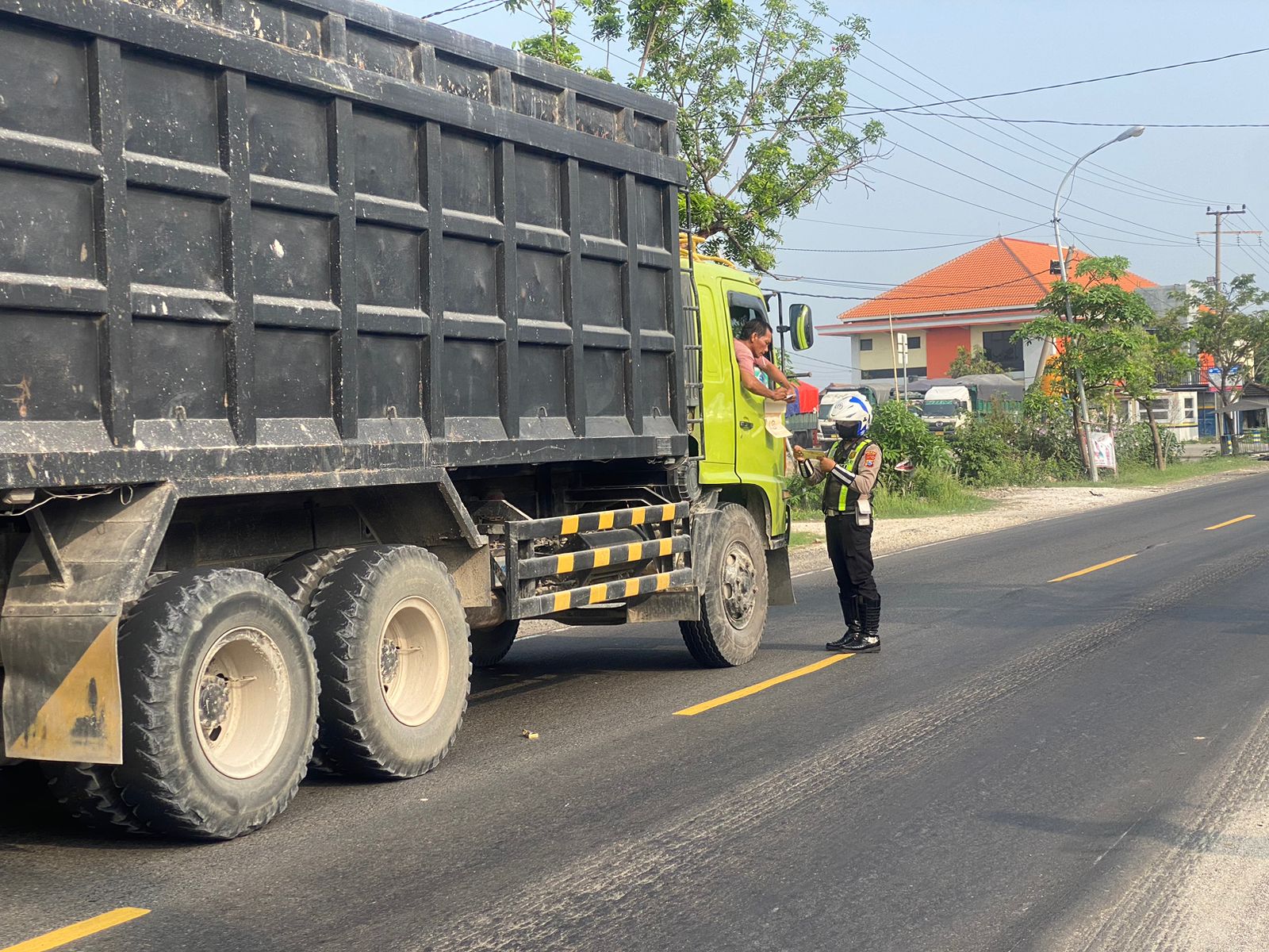 Belasan Dump Truk Ditilang Polisi di Jalanan Sidayu Gresik 