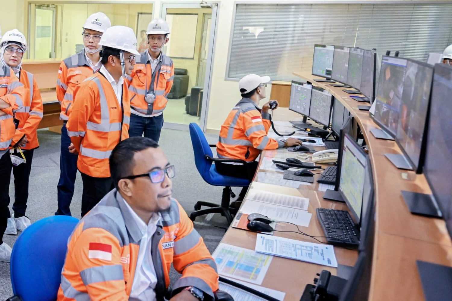 Komitmen Dorong Penggunaan Bahan Bakar Alternatif di Industri Semen, Direktur Utama SIG Donny Arsal Dianugerahi Top CEO Indonesia Awards 2024