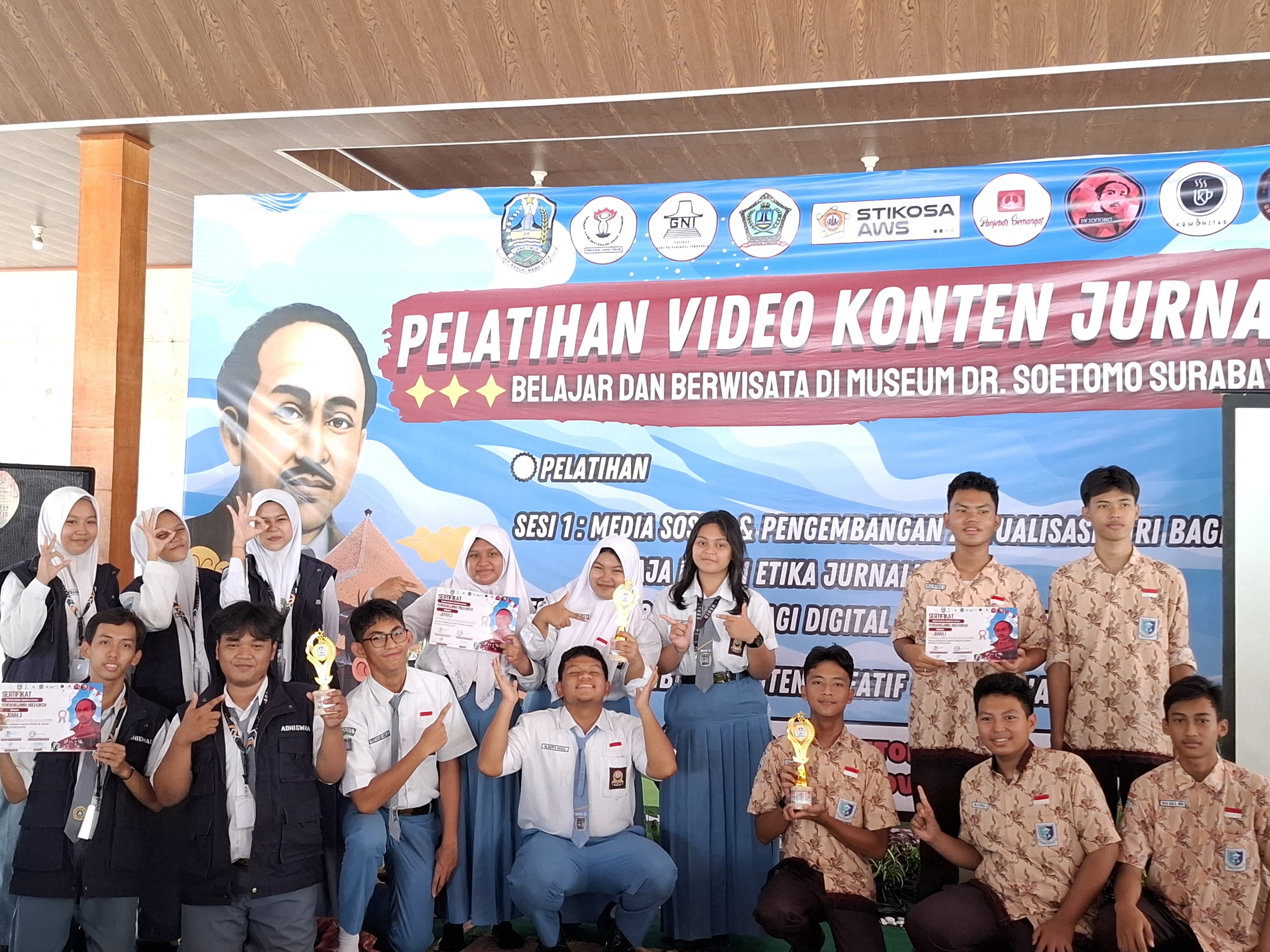 Pelajar Surabaya Berlatih Konten Video Jurnalistik di museum dr Soetomo