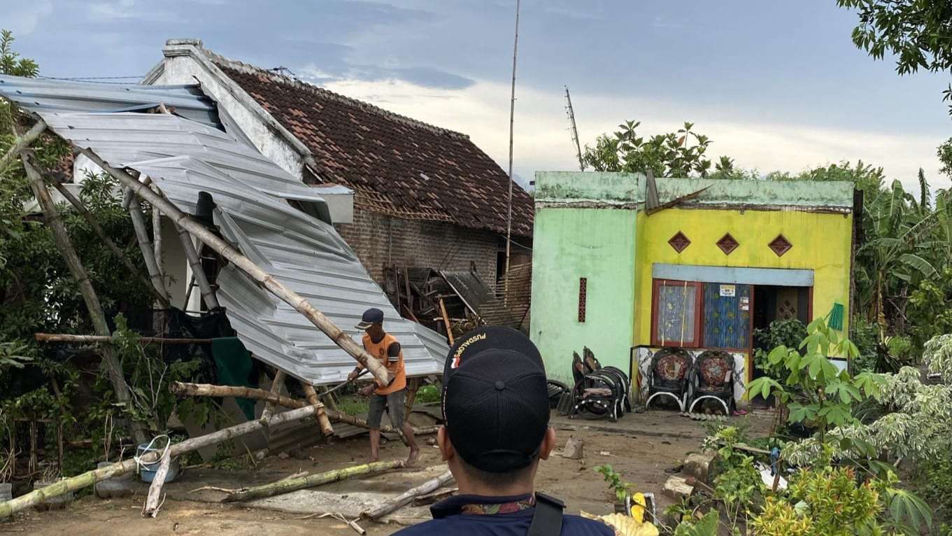Angin Kencang Disertai Hujan Rusak 8 Rumah di Mojokerto