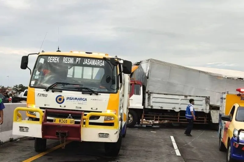 Bus Hantam Truk di KM 77+400 Tol Pandaan-Malang, 4 Orang Dikabarkan Tewas