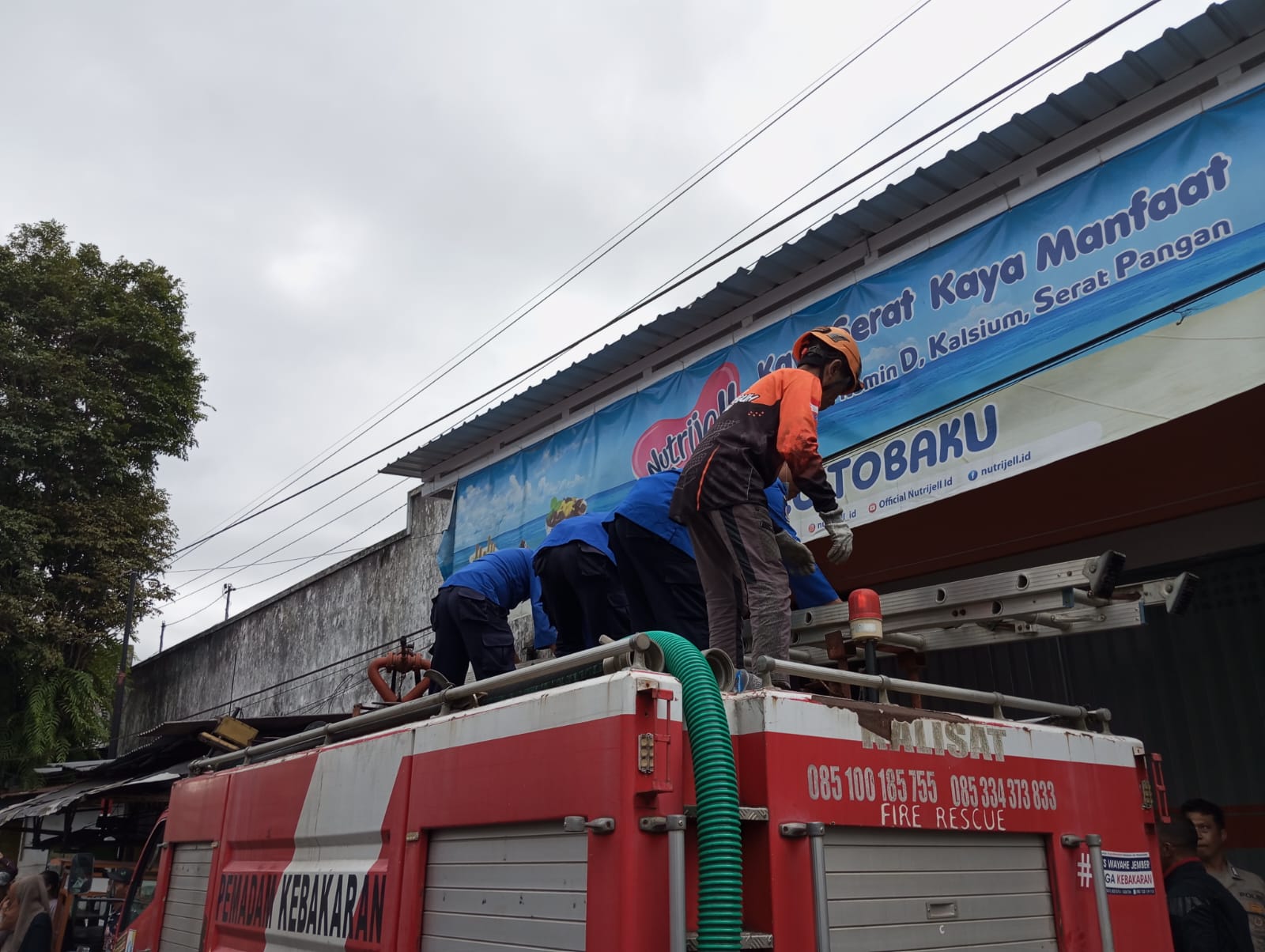 Tersengat Listrik saat Perbaiki Atap, Warga Kalisat Jember Luka Bakar Parah