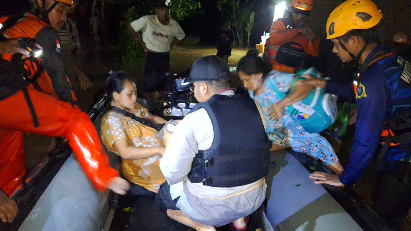 Ibu Hamil Korban Banjir di Jember Melahirkan Setelah Dievakuasi Relawan ke Puskesmas Curahnongko