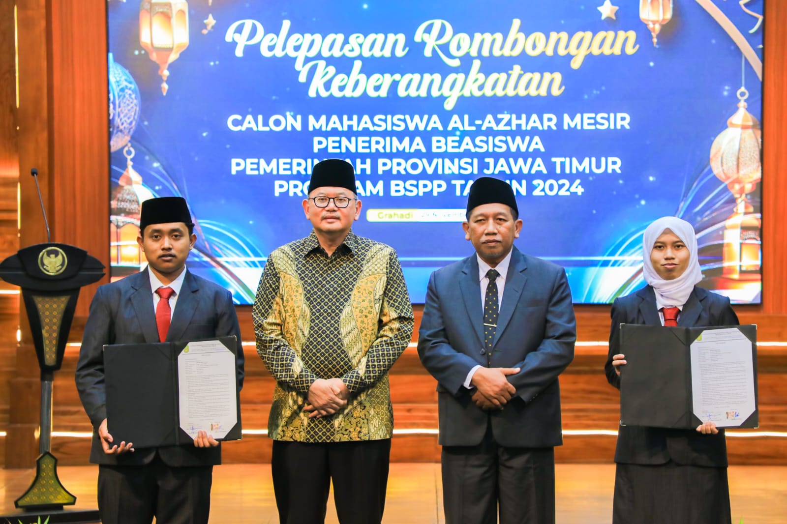 Sebanyak 33 Calon Mahasiswa Jatim Terima Beasiswa, Pj Sekdaprov: Jadilah Duta Masyarakat Sesuai Nilai-Nilai Pesantren