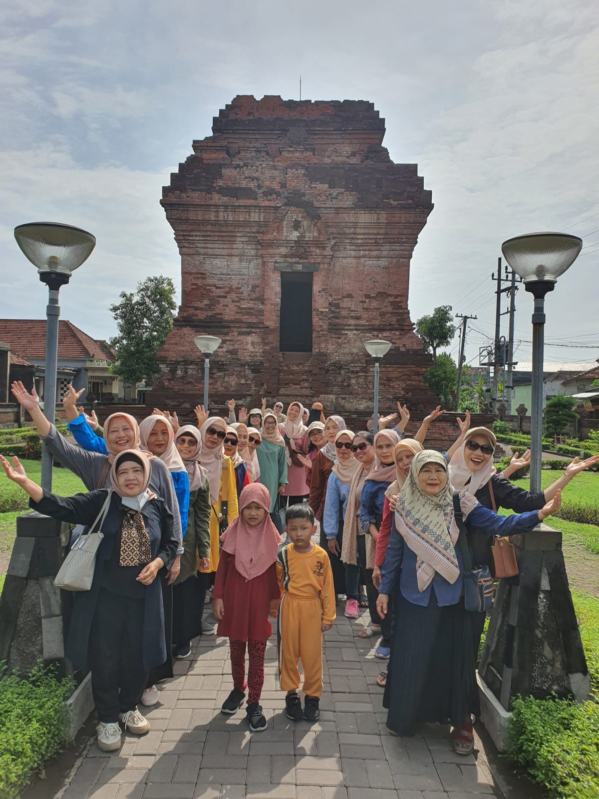 Ngangsu Kaweruh, PKK RT 34 Magersari Kunjungi Candi Pari Sidoarjo