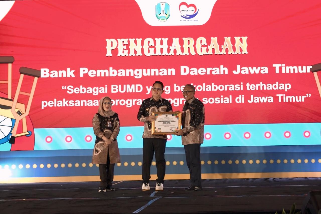 Peringatan Hari Disabilitas Internasional Jawa Timur, Bank Jatim Raih Penghargaan dari Pemprov