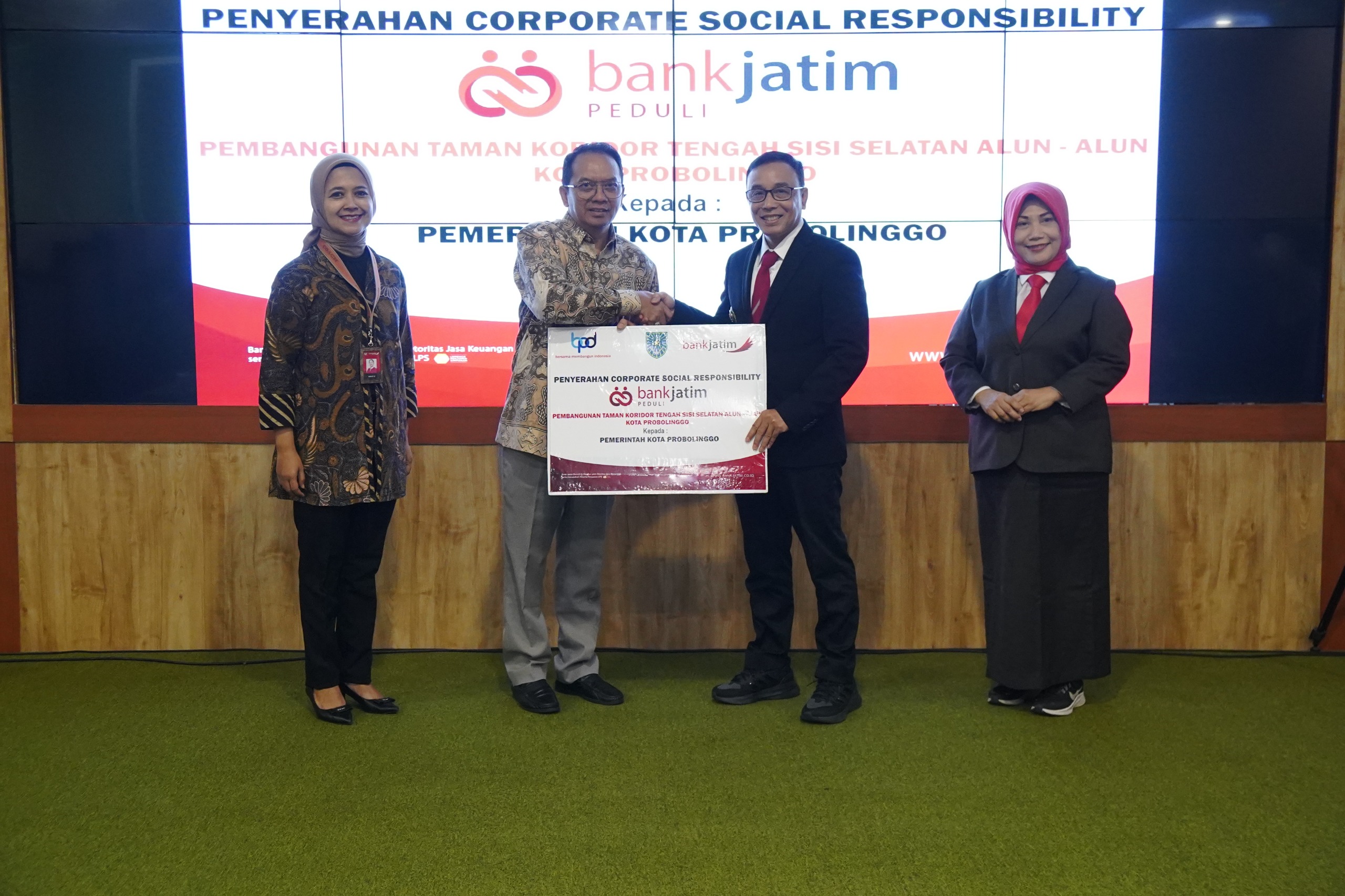 Bank Jatim Salurkan CSR untuk Dukung Kabupaten Gresik dan Kota Probolinggo Wujudkan Lingkungan yang Inklusif dan Estetis