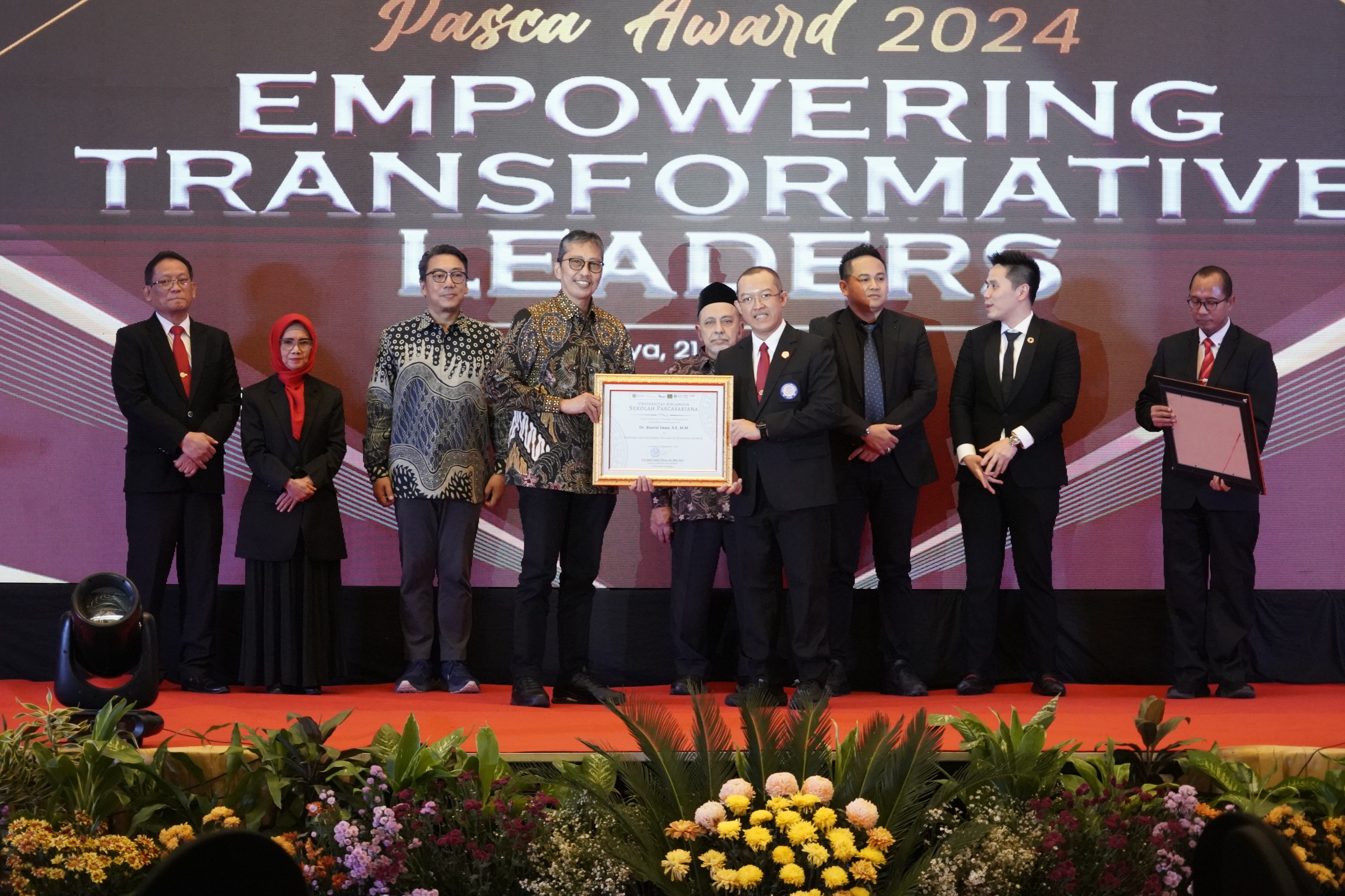 Busrul Iman, Dirut Bank Jatim, Raih Penghargaan Sebagai Visionary and Economic Pillars of Regional Growth dari Sekolah Pascasarjana Unair