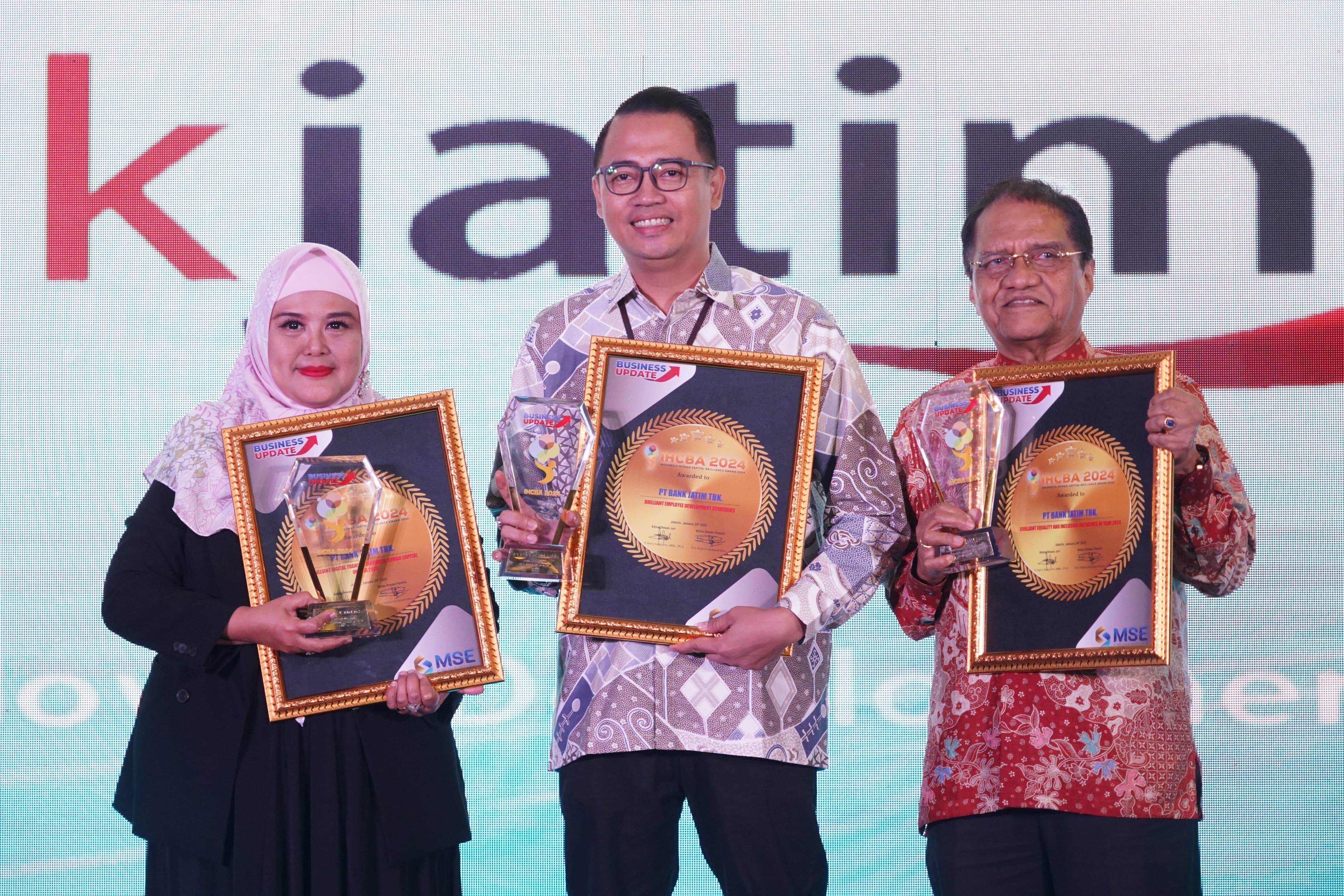 Bank Jatim Raih Empat Penghargaan Bergengsi di IHCBA dan IPRA 2025