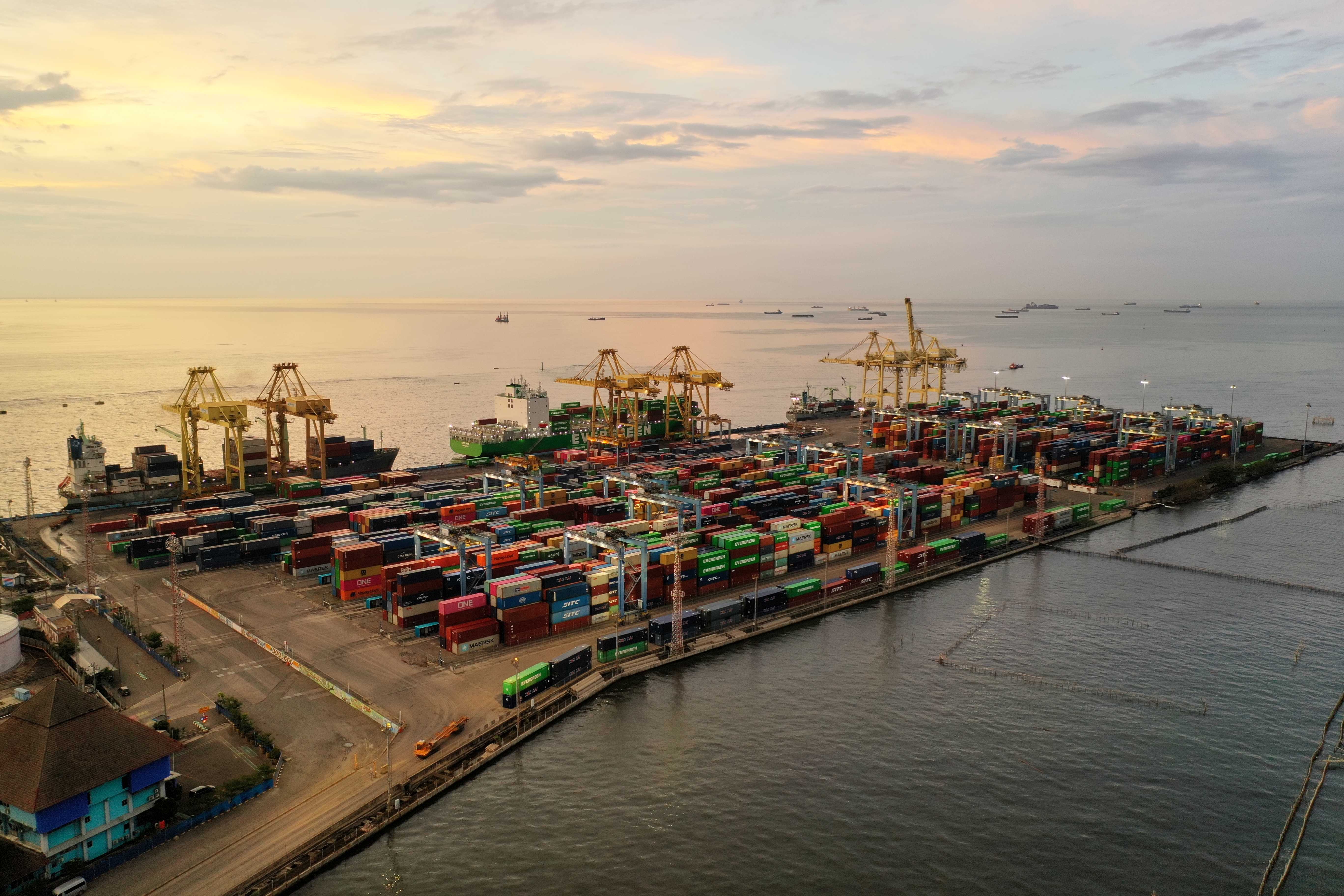 Respon Lonjakan Industri Jawa Tengah, Pelindo Terminal Petikemas Tambah Alat Bongkar Muat TPK Semarang