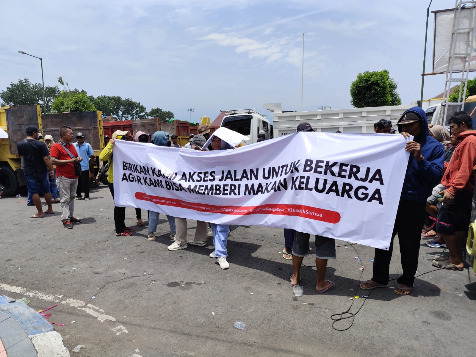 Warga Jember Selatan Demo Tuntut Akses Jalan untuk Dump Truk Dibuka
