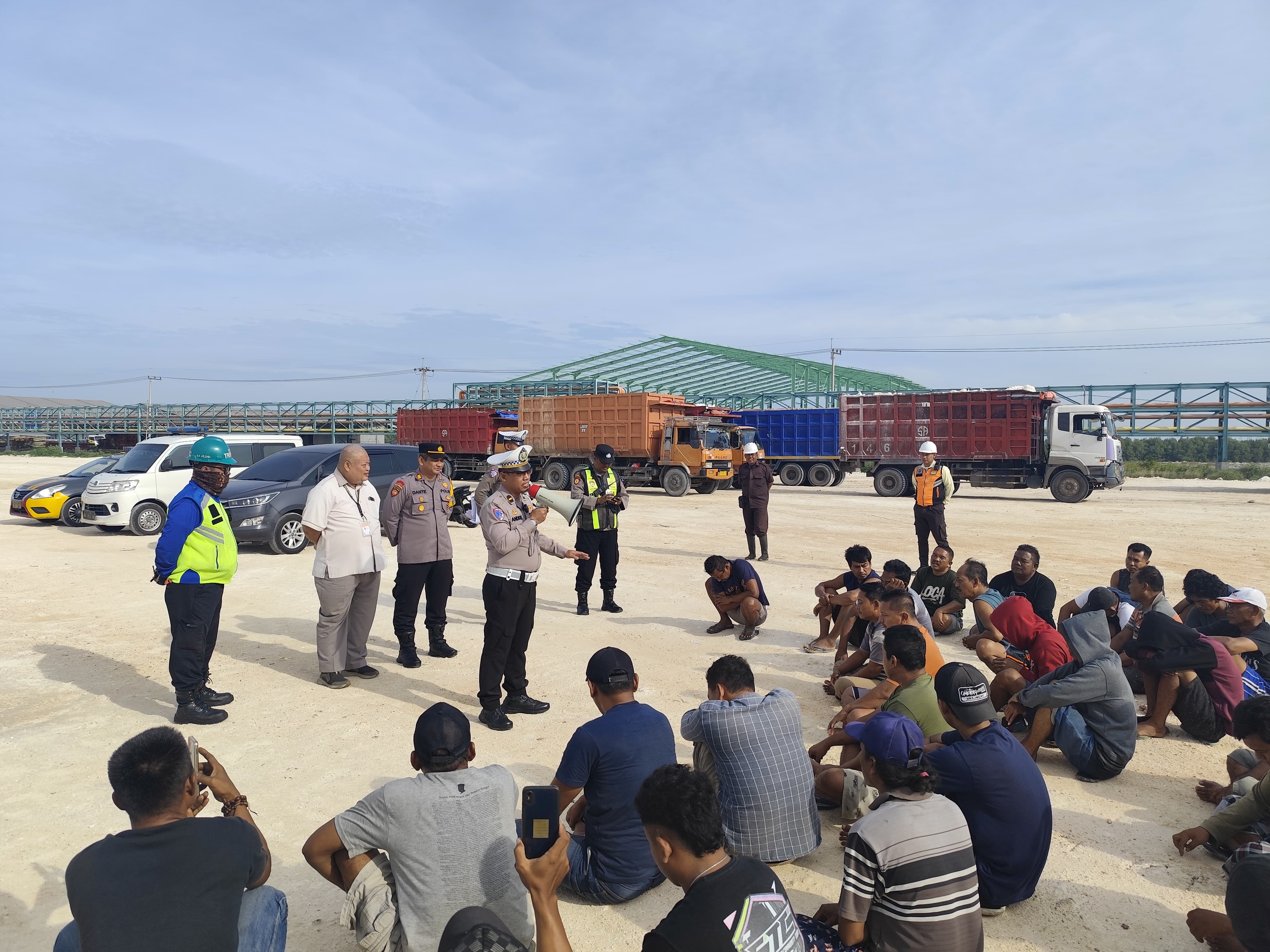 Satlantas Polres Gresik Edukasi Pengemudi Truk PT. KAS Manyar dalam Operasi Keselamatan Semeru 2025