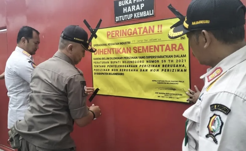 Diduga Tak Punya Izin, Satpol PP Bojonegoro Berhentikan Operasional Pabrik Pengolahan Tembakau