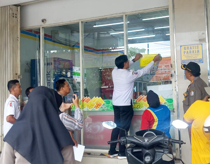 Setelah Tindak Tegas yang Bodong alias Tak Berizin, Satpol PP Bojonegoro Tempel Stiker pada Toko Modern Taat Aturan