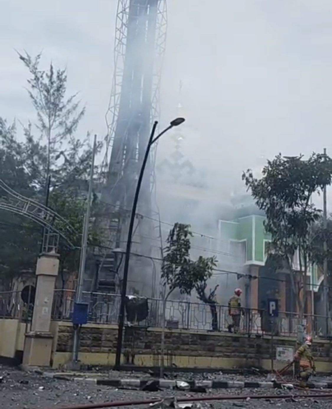 Menara Milik Masjid Agung di Barat Alun-Alun Bojonegoro Terbakar