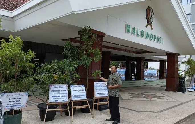 Keren! Ucapan Selamat kepada Bupati dan Wakil Bupati Bojonegoro Tak Lagi Menggunakan Papan Karangan Bunga, melainkan Berupa Tanaman Hidup