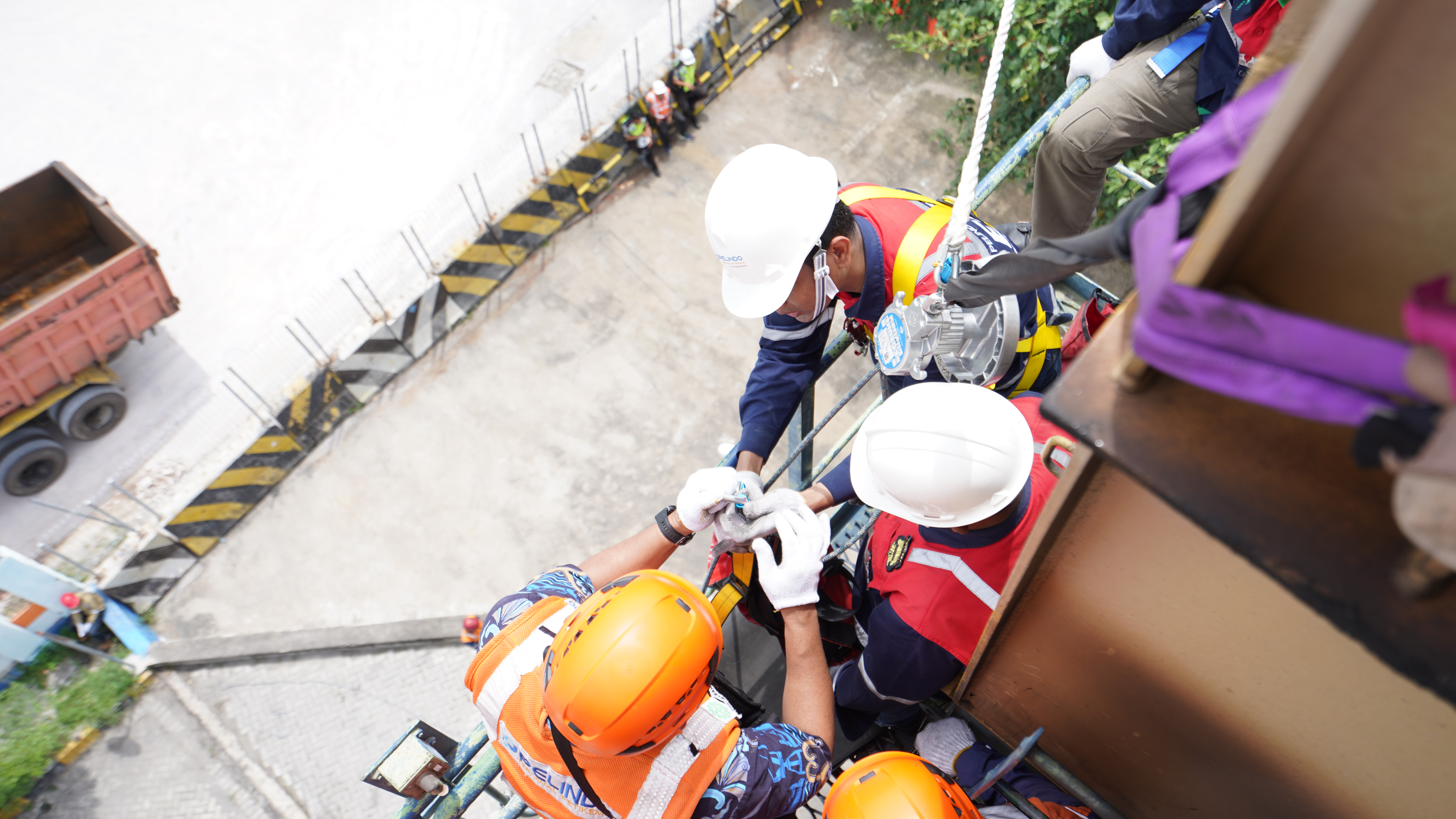Pastikan Terminal Petikemas sebagai Tempat Kerja Aman Pelindo Melaksanakan Training Vertical Rescue