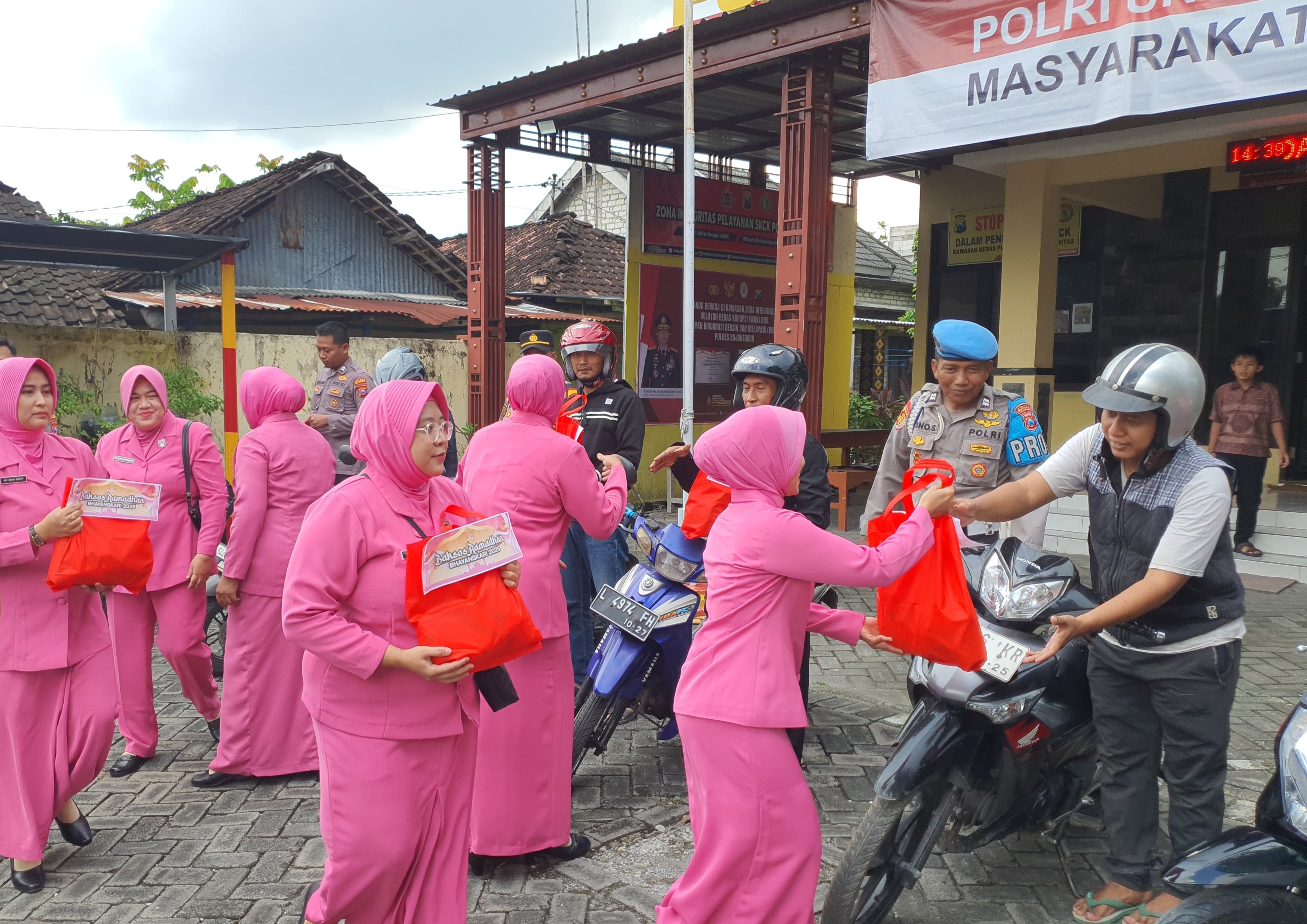 Bhayangkari Polsek Kepohbaru, Bojonegoro Bagikan Sembako untuk Ojek Pengkolan di Bulan Ramadhan