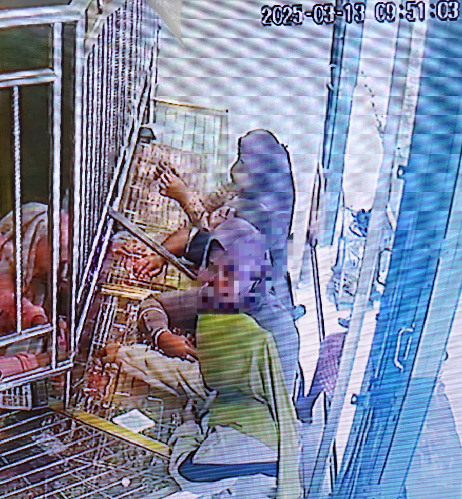 Empat Emak-Emak Diduga Curi Perhiasan Emas di Toko Pasar Baru Kencong Jember