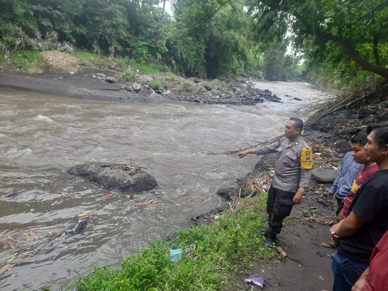 Jelang Berbuka Puasa, Warga Mrawan Digegerkan Penemuan Mayat Bayi Perempuan di Sungai Pringtali Jember
