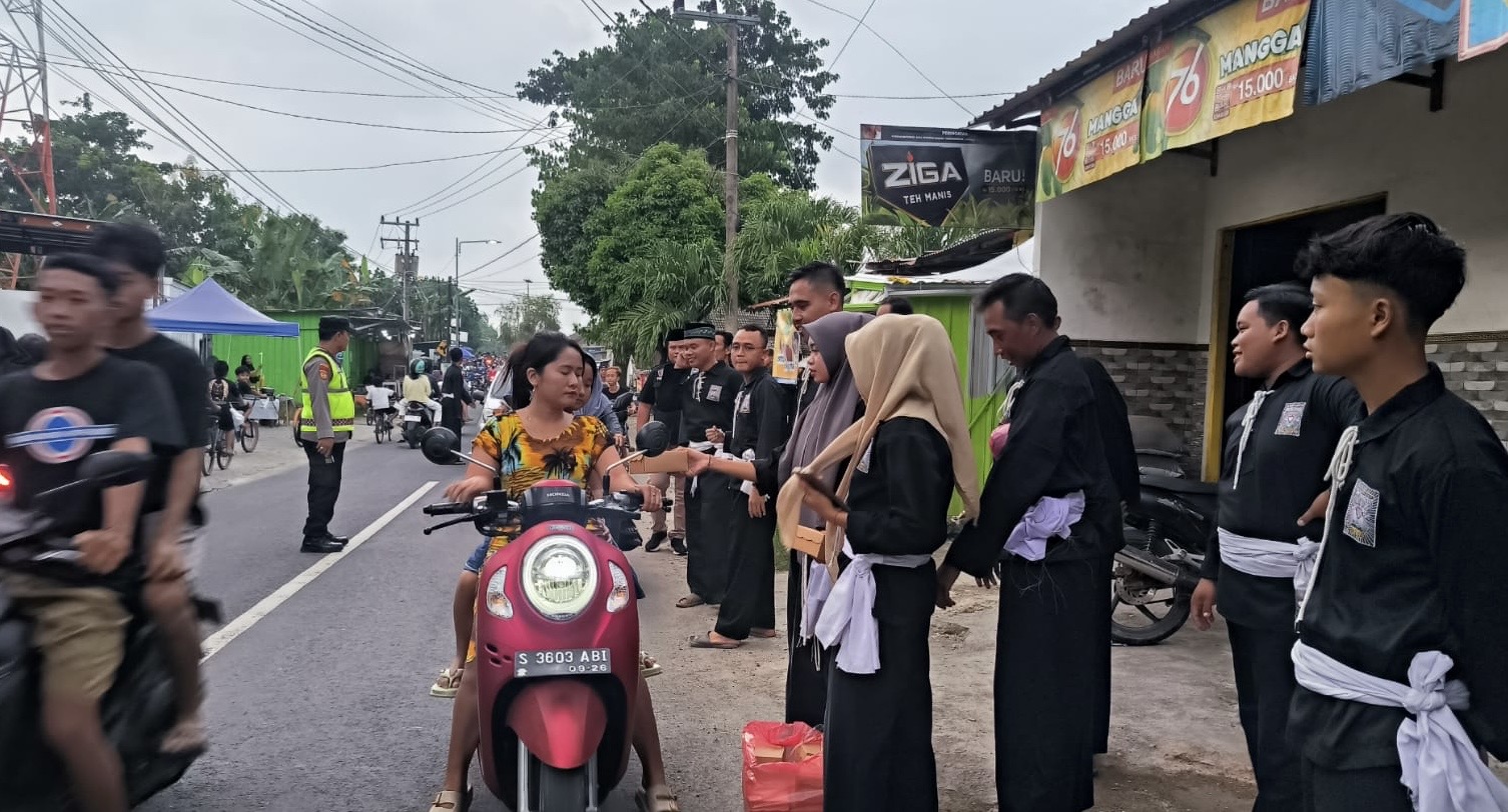 PSHT Rayon Sukosewu dan Klepek Bojonegoro Berbagi Takjil, Wujud Kepedulian di Bulan Ramadan