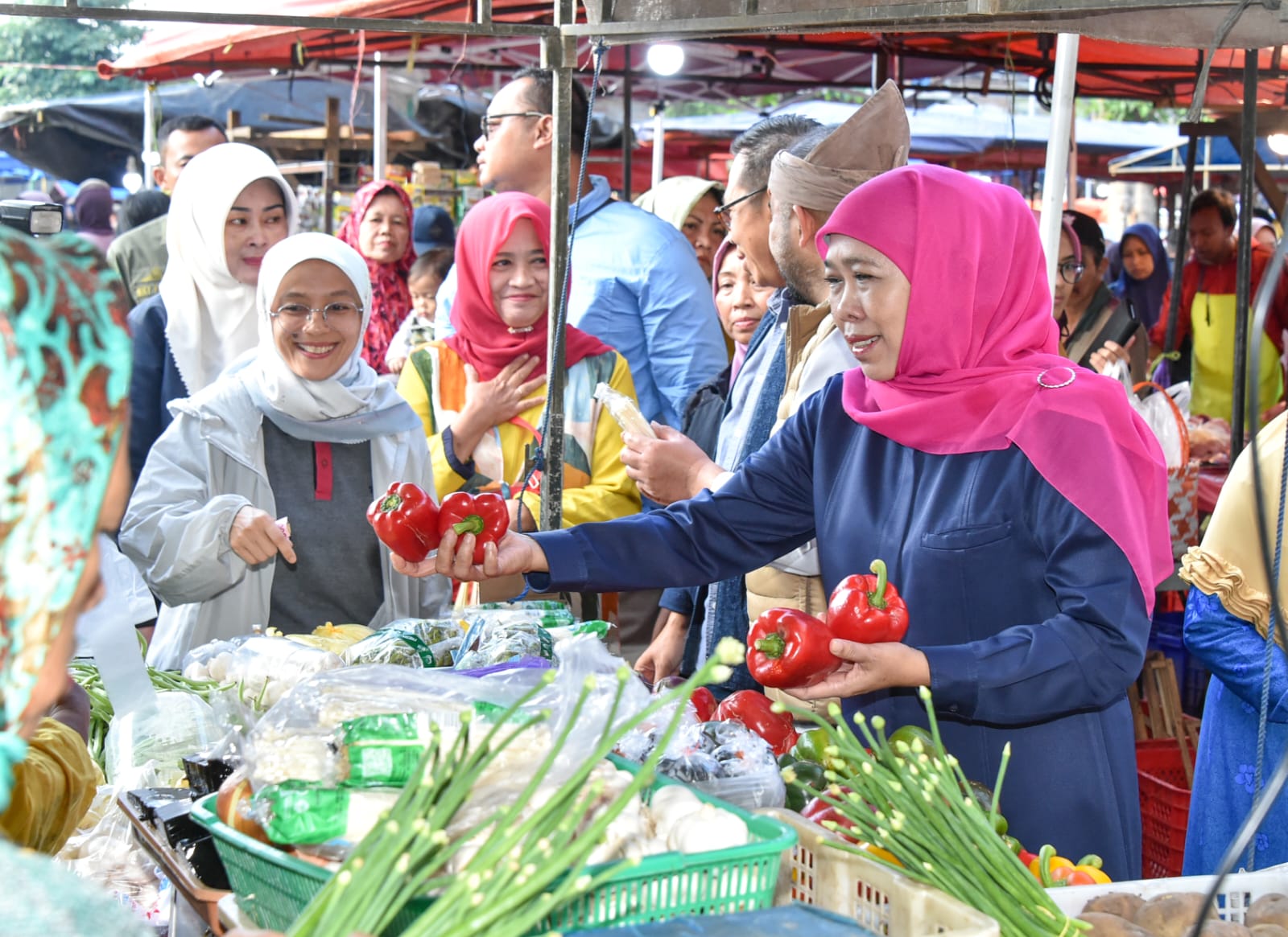 Cek Harga Bapok hingga Sayuran di Pasar Among Tani Batu, Gubernur Khofifah: Pastikan Supply dan Stok Aman