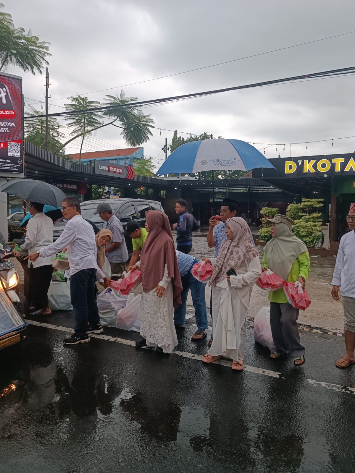 KAUJE Korda Lamongan Tebar Kebaikan Ramadan dengan Berbagi Takjil dan Santunan