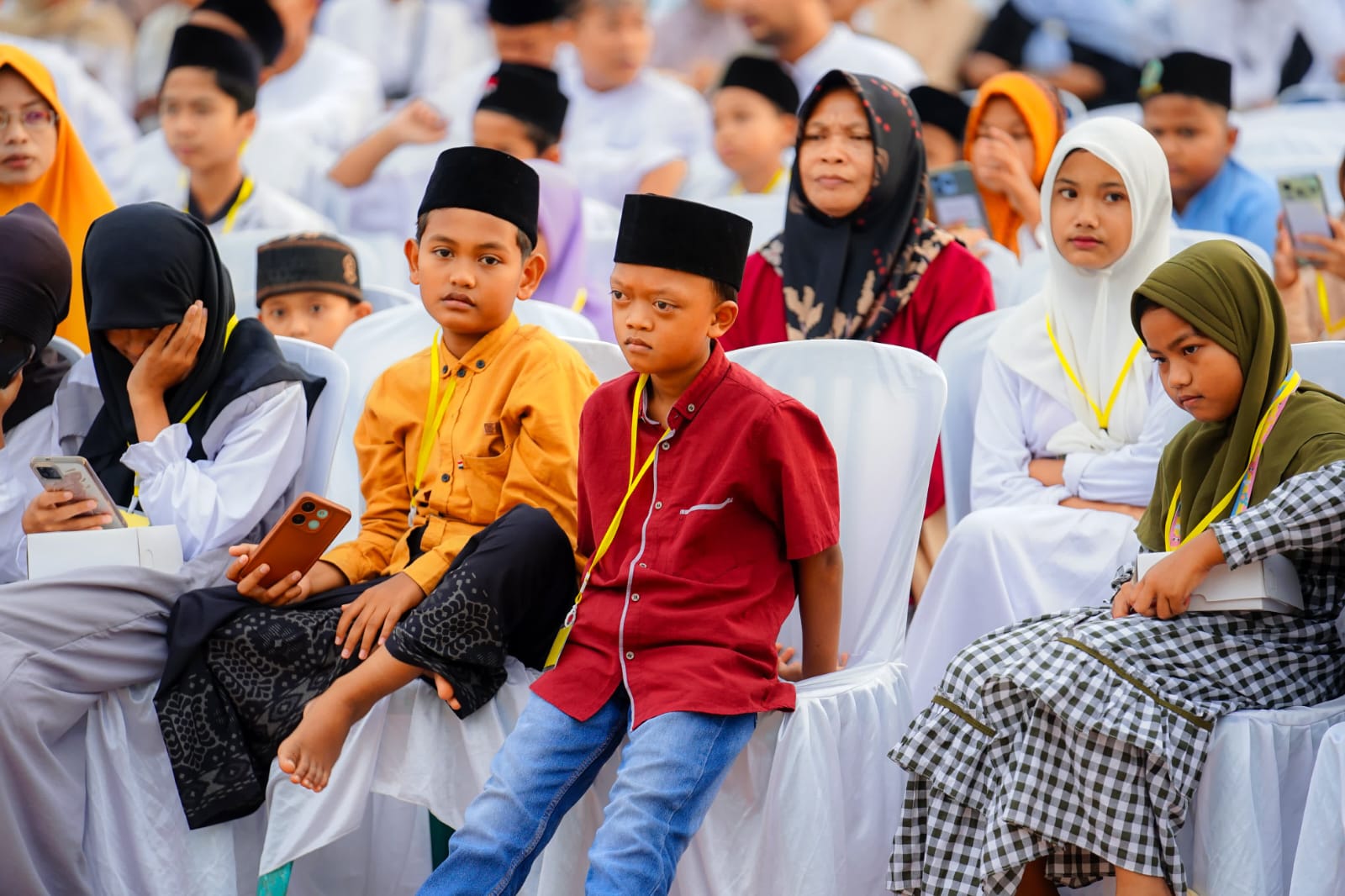 Gubernur Khofifah Bersama Bupati Tuban Halindra Kompak Bagikan Santunan 2.000 Anak Yatim