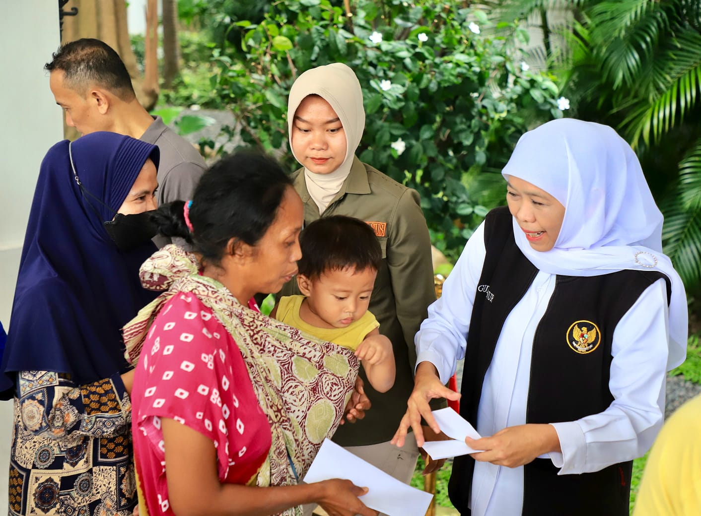 Gubernur Khofifah Berbagi 1.500 Paket Sembako dan Zakat Mal pada Warga Sekitar Kantor Gubernur Jawa Timur