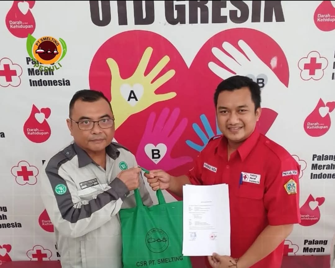 PT Smelting Serahkan 100 Paket Bahan Pokok kepada PMI Gresik