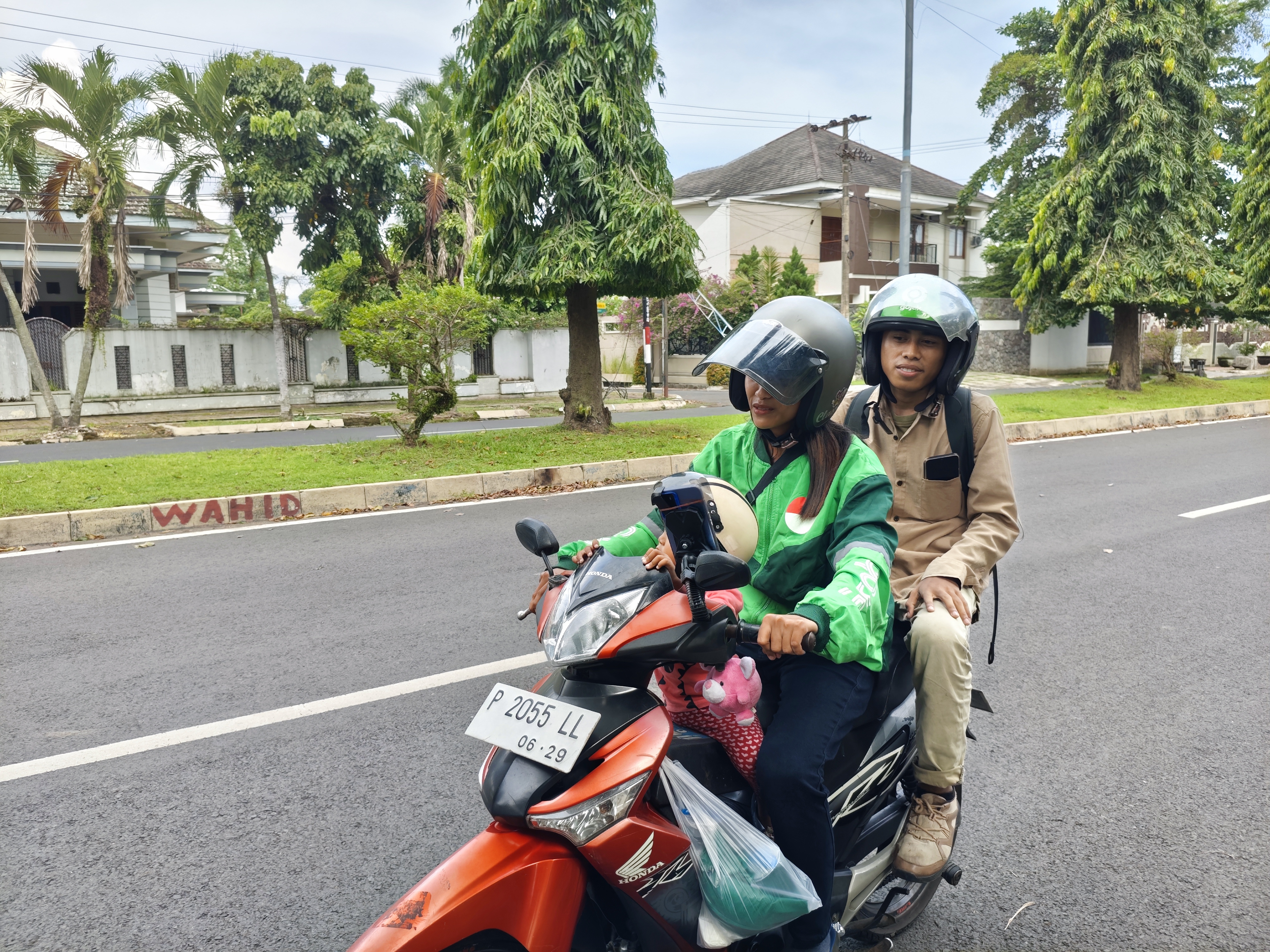 Perjuangan Kartini Jember: Pilih Profesi Jadi Driver Ojol untuk Penuhi Kebutuhan Keluarga