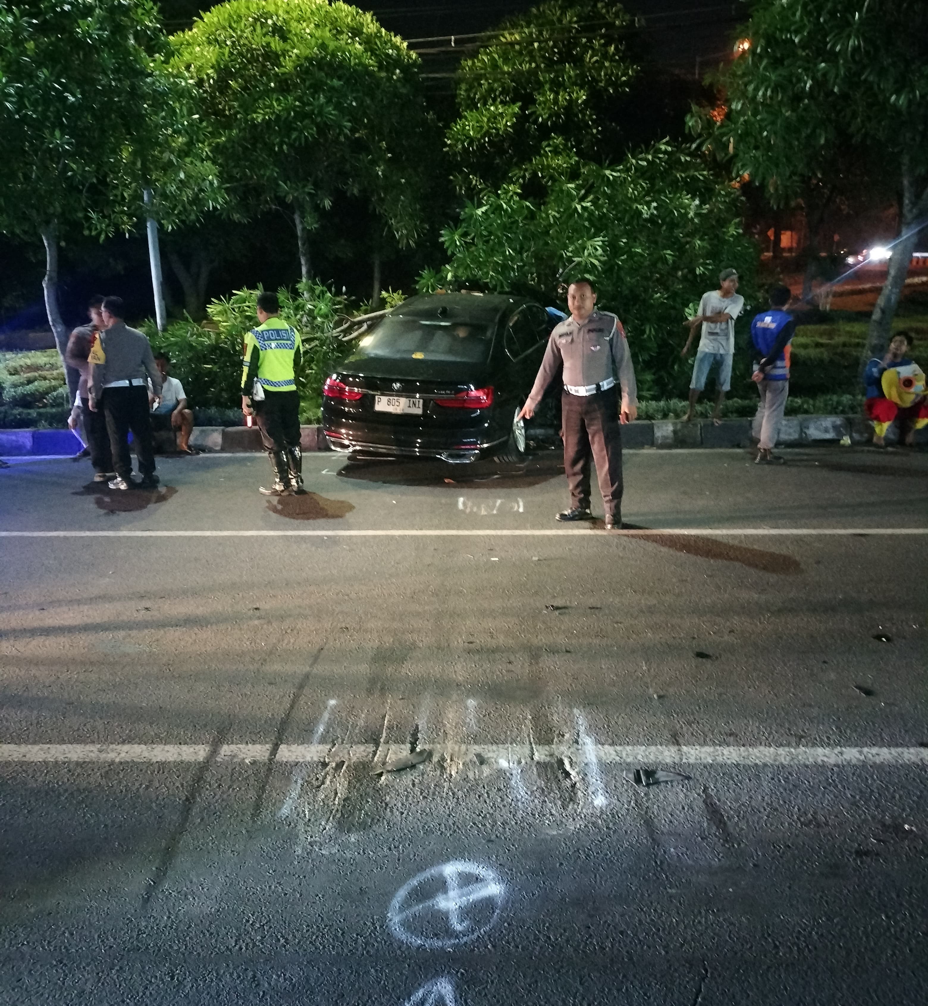 BMW Terjun dari Ujung Tol KLBM Gresik akibat Ikuti Aplikasi Penunjuk Arah