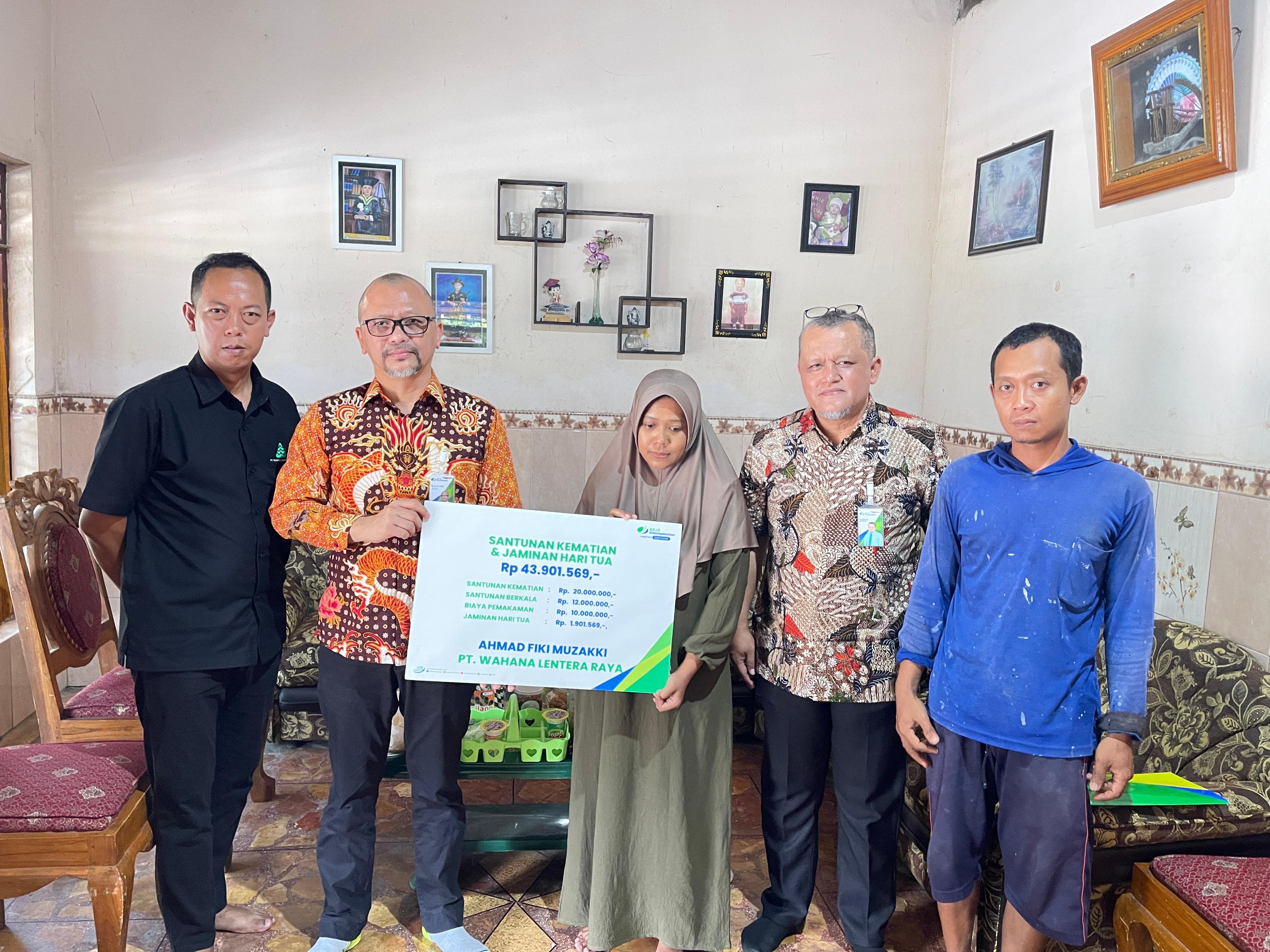 Negara Hadir di Tengah Duka: BPJS Ketenagakerjaan Serahkan Santunan untuk Korban Longsor Cangar-Pacet