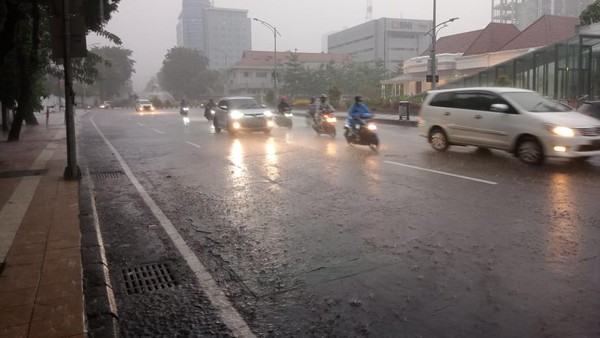 BMKG : Kawasan Surabaya Raya Masih Terjadi Hujan Ringan Hingga Sedang