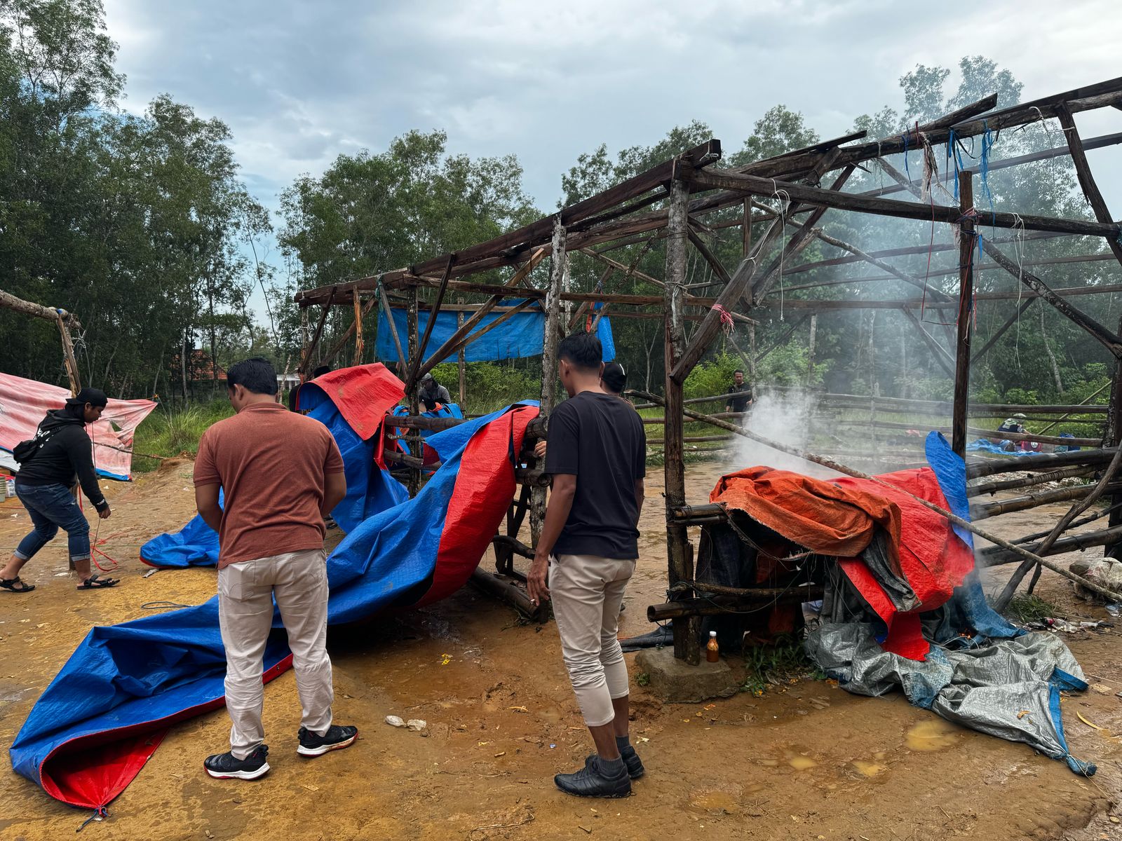 Polres Sampang Bakar Bangunan Arena Judi Sabung Ayam