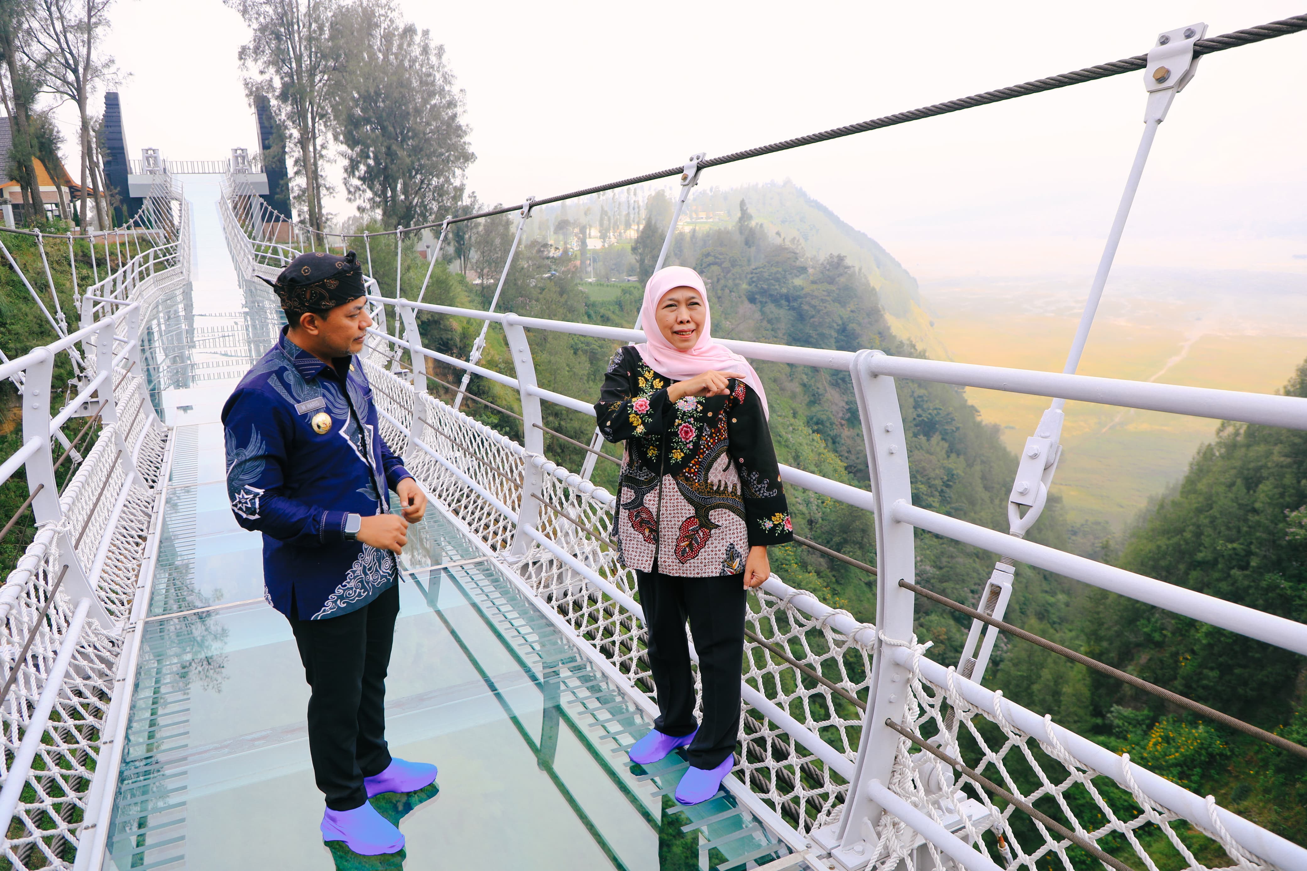Gubernur Khofifah Optimis Jembatan Kaca Seruni Point Bromo Perkuat Magnet Pariwisata Jawa Timur