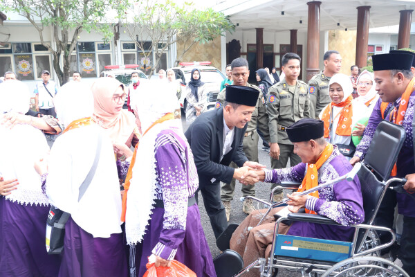 Ribuan Jemaah Calon Haji Bojonegoro Diberangkatkan Menuju Tanah Suci