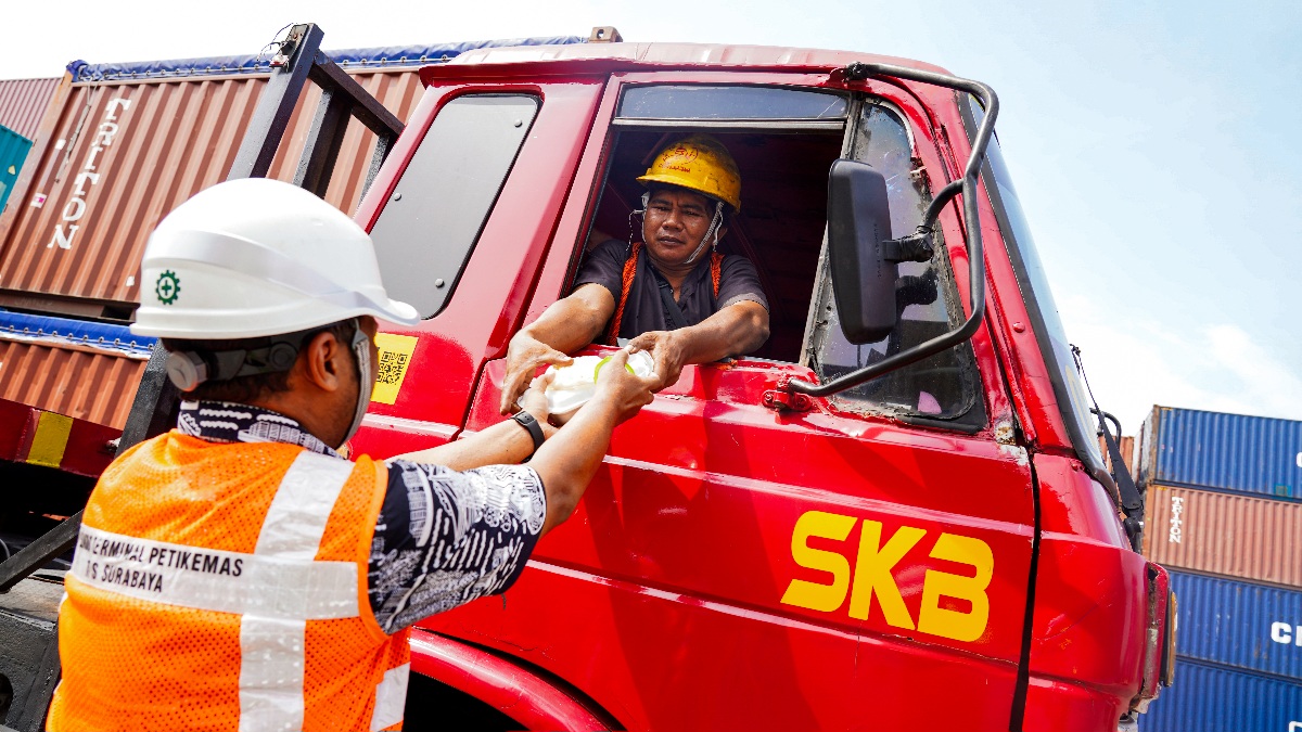 Terminal Petikemas Surabaya Bagikan Paket Makanan kepada Pengemudi Truk