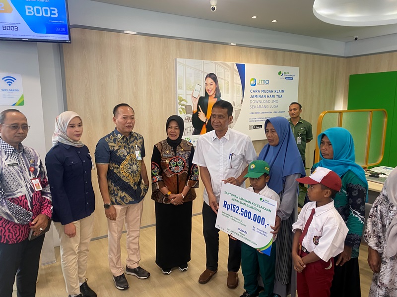 Bupati dan Wakil Bupati Bojonegoro Serahkan Manfaat BPJS Ketenagakerjaan Kepada Ahli Waris