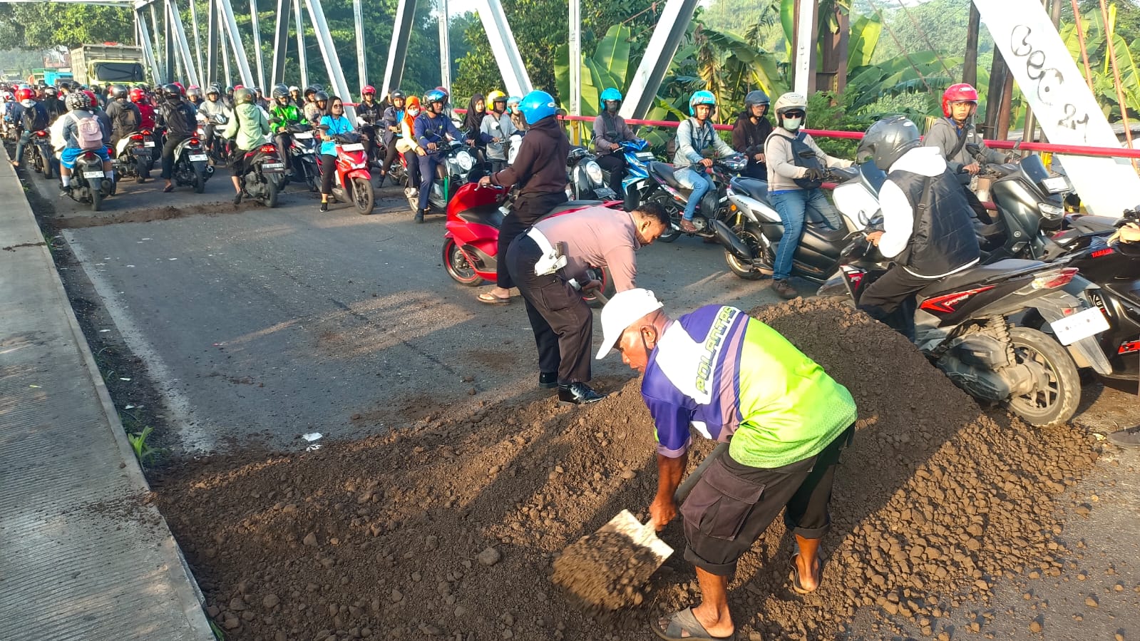 Polsek Driyorejo Sigap Tambal Jalan Berlubang Penghubung Gresik–Sidoarjo, Cegah Kecelakaan
