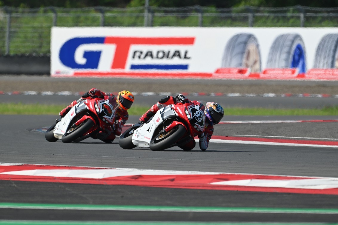 Melaju Kencang, Pebalap Binaan Astra Honda Kibarkan Merah Putih di Thailand dan Italia