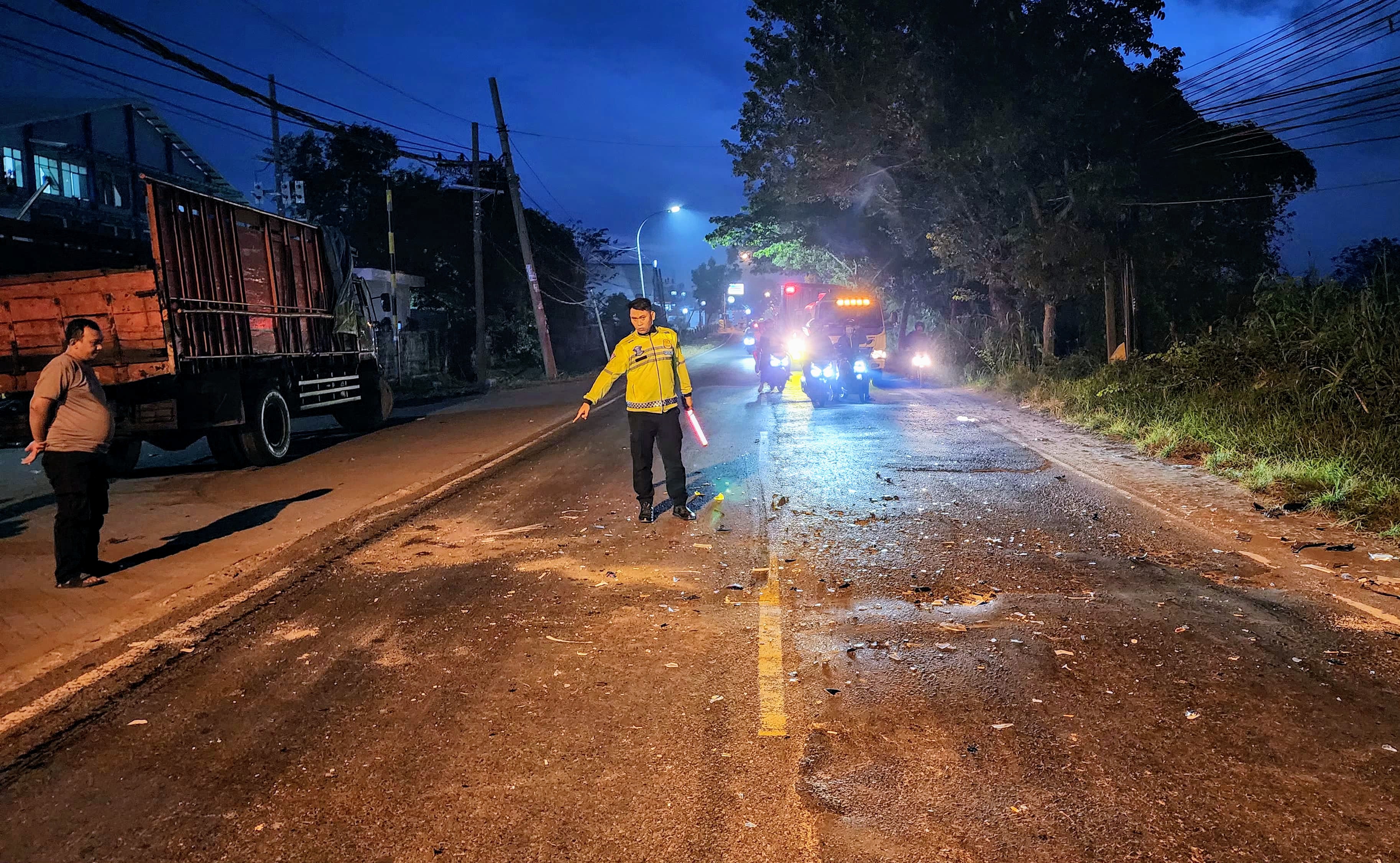 Lakalantas Dini Hari di Jalan Raya Iker-Iker Cerme Gresik, Pemotor Tewas Usai Tabrakan dengan Truk